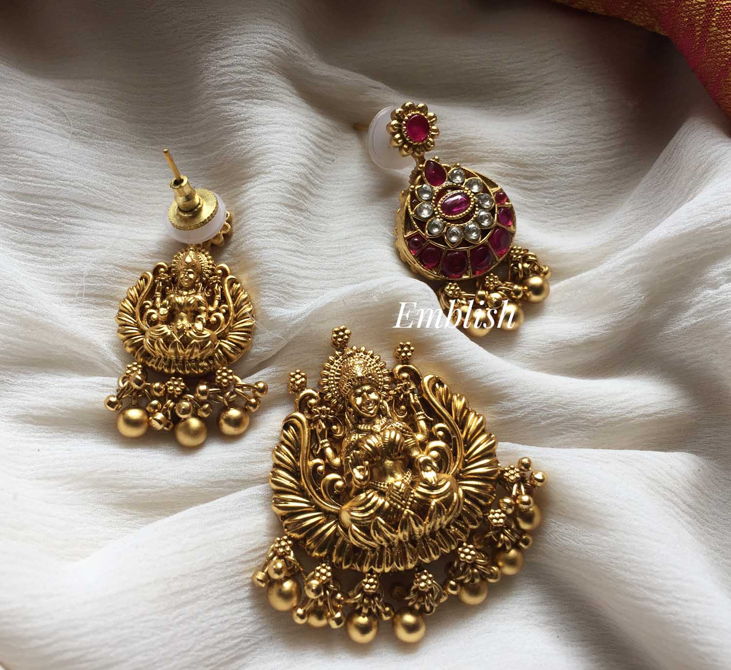 Reversible Kemp Lakshmi pendant set- red with white